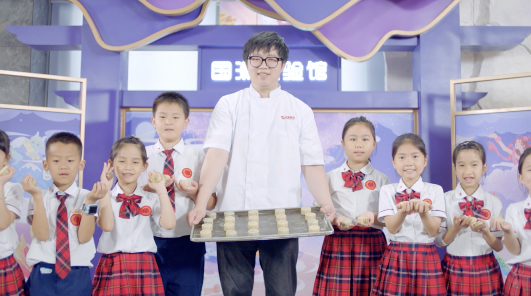 人民網(wǎng)對話“中秋文化守護(hù)者” | 聆聽華美月餅背后的傳承與創(chuàng)新之旅 人民網(wǎng)對話“中秋文化守護(hù)者” | 聆聽華美月餅背后的傳承與創(chuàng)新之旅